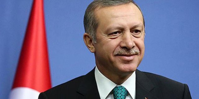 Erdoğan'ın Köşk'e çıkması ile AK Parti Olağanüstü Kongresi'nde Ahmet Davutoğlu genel başkan oldu. Türkiye yeni bir döneme girerken kritik bir toplantı yapan Merkez son dönemde beklenenin aksine faizi indirmedi.
