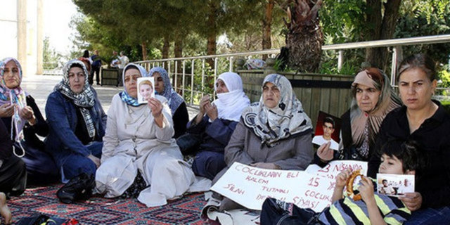 Çocuklarının terör örgütü PKK tarafından kaçırıldığını iddia eden aileler, seslerini duyurmak için Diyarbakır Büyükşehir Belediyesi önünde oturma eylemi başlattı