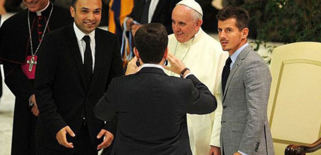 Papa Franciscus'un fikir babalığını yaptığı ve aralarında milli futbolcu Emre Belözoğlu, Fernando Muslera, Roberto Baggio, Maradona gibi yıldızlar Roma'da "Barış için Dinlerarası Maç" yaptı.