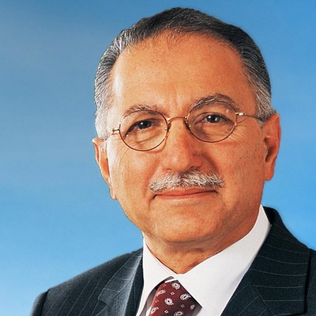 CHP ve MHP, cumhurbaşkanlığı seçimi için eski İslam İşbirliği Teşkilatı Başkanı Prof. Ekmeleddin İhsanoğlu çatı aday gösterdi, HDP'nin cumhurbaşkanı adayı ise Eş Genel Başkan Selahattin Demirtaş oldu