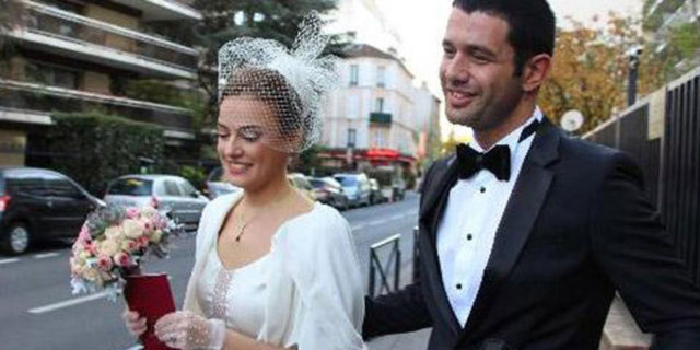 Ünlü şarkıcı ﻿Keremcem﻿ ile uzun süredir birlikte olduğu oyuncu sevgilisi Seda Güven, Paris'te nikah masasına oturdu.