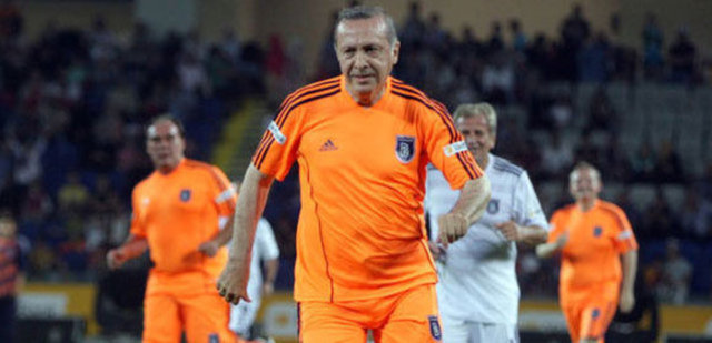 Başakşehir Fatih Terim Stadı, yapılan törenle hizmete girerken dönemin Başbakanı olan 12. Cumhurbaşkanı Recep Tayyip Erdoğan'ın da forma giydiği şöhretler maçı oynandı. Mücadele, Erdoğan'ın takımının 9-4 üstünlüğü ile sona erdi. Erdoğan hat-trick yaptı.