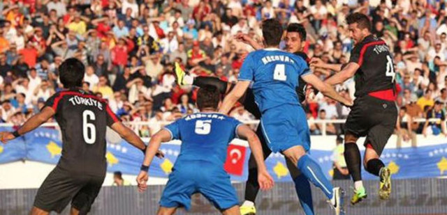 A Milli Futbol Takımımız, hazırlık maçı kapsamında tarihinde ilk kez Kosova ile karşılaştı. Millilerimiz mücadeleden 6-1 galip ayrıldı. Kosova Milli Takımı, tarihindeki ilk golünü Türkiye'ye attı.
