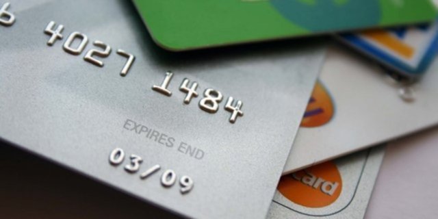 Taksit engelini aşmak için tüketici kredileri devreye sokuldu. Kartta azalan 11 milyarın 5.8'i ihtiyaç kredisiyle taksitlendirildi. Banka kartıyla alışveriş 3 milyar lira artıp yüzde 36 yükseldi.