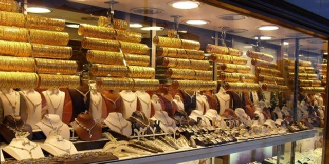 5 ay önce kuyum sektöründe kalkan taksit sınırı önceki gün 4 ay olarak geri geldi. BDDK'yı bu karardan döndüren, 5 ayda sektörde yaşanan 1.5 milyar liralık kaybı gösteren ve 'sektörde iflaslar olabilir' yönündeki uyarılar oldu.