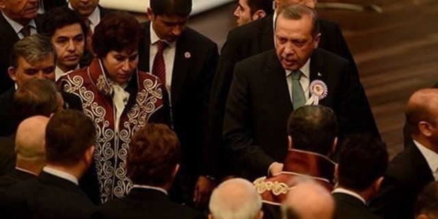 Başbakan Recep Tayyip Erdoğan, Danıştayın 146. kuruluş yıl dönümü töreninde, uzun ve siyasi konuştuğu gerekçesiyle Türkiye Barolar Birliği Başkanı Feyzioğlu'na tepki göstererek salonu terk etti