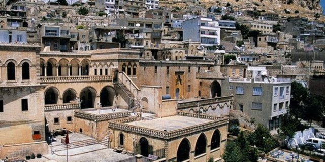 Türkiye yeniden çözüm sürecine kilitlenirken, Doğu ve Güneydoğu illerindeki "çözüm turizmi" dikkat çekti. Şanlıurfa, Van, Diyarbakır ve Mardin başta olmak üzere bölgeye gelen turist sayısı arttı.