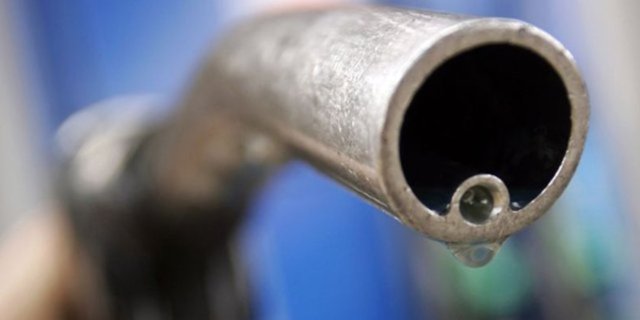 Petrolün varil fiyatında düşüş hızlandı. Brent türü petrolün varil fiyatı 80 doların altına indi.