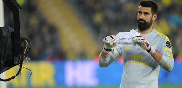 Karabükspor maçında Mancini'nin taktik kağıdına göndermede bulunan Fenerbahçeli futbolculardan Volkan Demirel, Galatasaraylı taraftarları kızdırdı.
