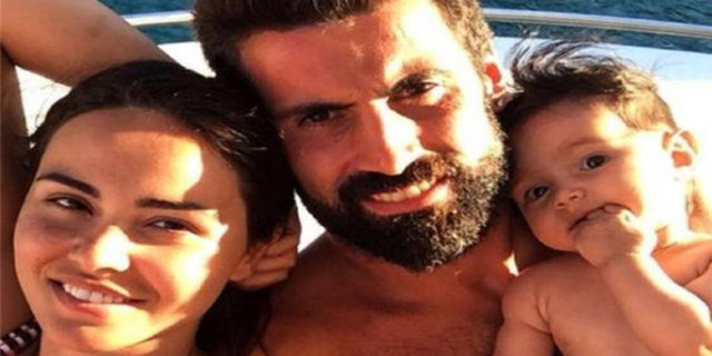 Fenerbahçe'nin milli kalecisi Volkan Demirel'in eşi Zeynep Sever anne oldu.  Çift kızlarına 'Yade' isimini verdi.