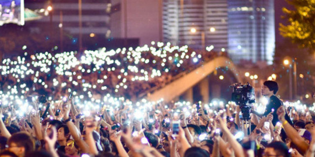 Çin yönetiminin Hong Kong'daki seçim sistemine müdahalesi sonucu başta öğrenciler olmak üzere binlerce Hong Kong'lu sokaklara döküldü. Tepkiler çığ gibi büyüdü, protestolar nedeniyle şehirde hayat durma noktasına geldi.