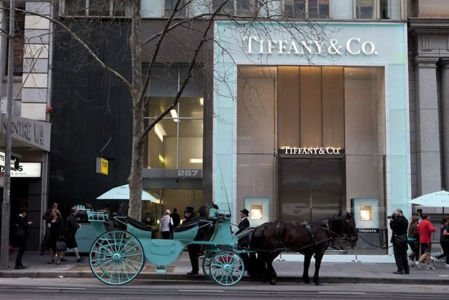 Tiffany&Co. Her kadının rüyası olan tektaşları ile ünlü mücevher devi Tiffany&Co. 5.16 milyar $ bulan marka değeri ile, dünyanın en lüks markaları arasında yer alan başka bir lüks üretici.