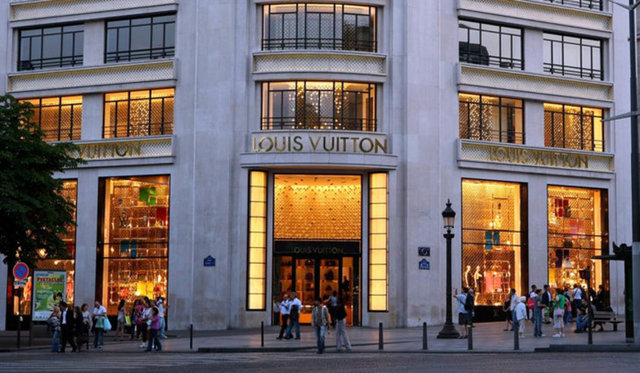 Louis Vuitton. 1854 yılında Louis Vuitton Malletier tarafından kurulan Fransız moda devi LV, 2012 yılından bu yana değer kaybı yaşamış olsa da, 2.84 milyar $ ile hala en değerli lüks marka olarak birinci sıradaki yerini koruyor.