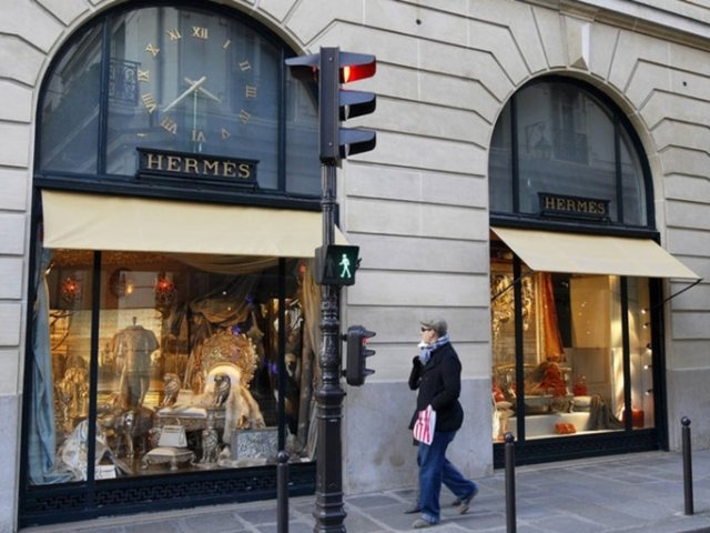 Hermes. Yine bir Fransız moda devi olan Hermes Paris, 1837 yılından bu yana moda dünyasının en çok tercih edilen lüks markaları arasında yer alıyor. Marka değeri  19.2 milyar $ oları bulan Hermes, özellikle pahalı çantaları ile ünlü bir marka.