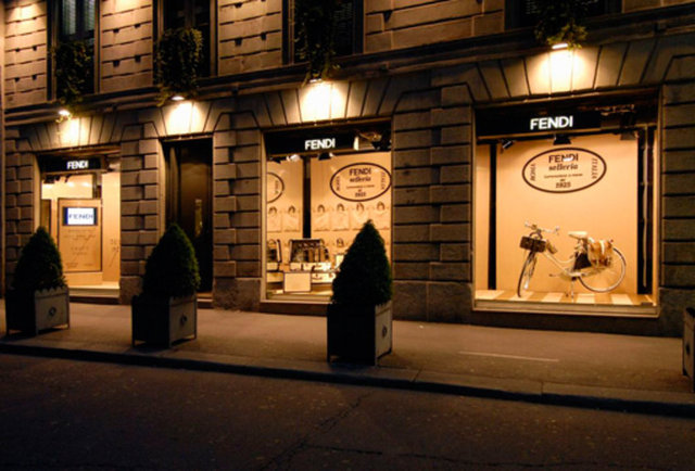 Fendi. 1925 yılında, Adele Casagrande tarafından,Roma'da kurulan Fendi, dünya çapında 117 mağazası ile hizmet veren, İtalyan lüks moda devidir ve 3.6 milyar $'lık marka değeri ile, dünyanın en değeri 9 lüks markasından biridir.