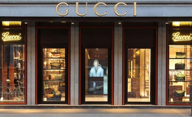 Gucci. 1921 yılında, Floransa'da hayat bulan Gucci, İtalyanların dünyaca ün salmış en kuvvetli lüks üreticilerinden biri.  Guccio Gucci tarafından kurulan Gucci'nin marka değeri 12.7 milyar $.
