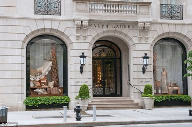 Ralph Lauren. Amerikalı moda devi, 1967 yılında Ralph Lauren tarafından New York'ta kurulmuş ve marka değeri yaklaşık 4.4 milyar $ olan, lüks tüketimin lider markalarından biridir.
