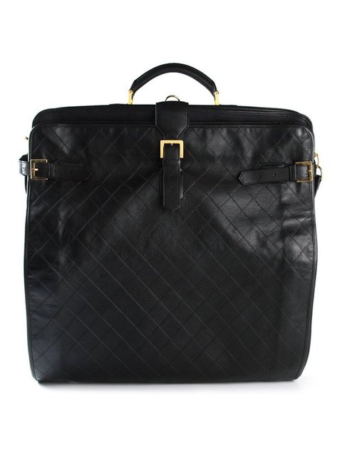 Chanel deri elbise çantası 3472 TL.