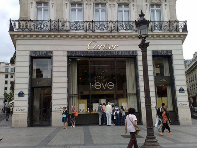 Cartier. Yine bir Fransız moda devi ve kadınların en tutku duyduğu lüks markaların başında geliyor. Louis-François Cartier tarafından 1847 yılında kurulan Cartier'in marka değeri 6.3 milyar $.