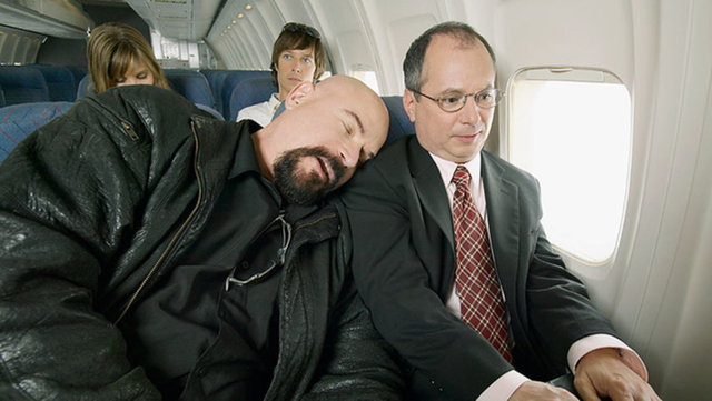 Sadece yolcu değil, böyle bir gerginlik için havayolu da kabin personeli de pek bir şey yapamıyor. Peki ya üreticiler neden yıllardır bu meseleyi çözemiyorlar?