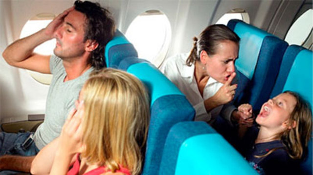 * İlk sıradaki koltuk tekmeleyen sinir bozucu yolculara ancak görevliler çözüm üretebilir, sakın tek başınıza hareket etmeyin. Fakat ikinci sıradaki duyarsız anne-baba sebebiyle ağlayan bir çocuğun sesinden kurtulmanın yolu gürültü kesen kulaklık olabilir