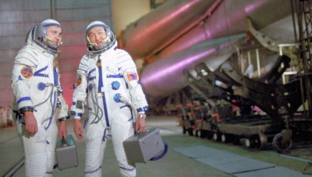 THY, geçtiğimiz hafta ise içlerinde kozmonotun da yer aldığı Moğolistan'dan bir grup gazeteciyi ağırladı. Halihazırda gazetecilik yapan Moğol kozmonot ve eski savunma bakanı Gurragchaa Jugderdemid ile THY'yi ziyareti sonrası görüştük.