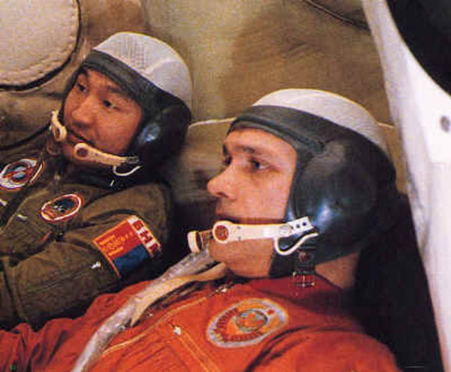 Uçak mühendisi olarak iş hayatına başlayan ve ardından askeri pilot olan kozmonot Gurragchaa Jugderdemid, şimdilerde kendisine ait www.sansar81.mn adlı interne sitesinde havacılıkla ilgili yazılar yazan bağımsız bir gazeteci.