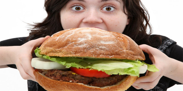 Aşırı derecede yemek yiyerek midenizi yormayın.