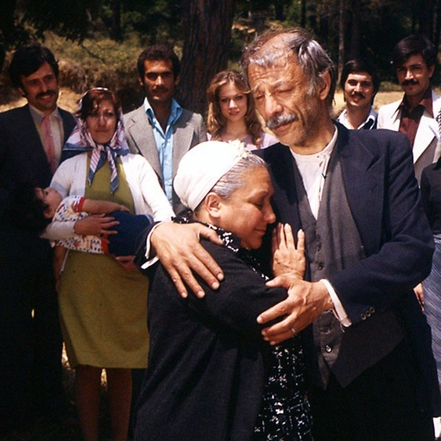 Şirketin, 'arzufilmasofficial' adlı Instagram hesabında (şimdilik) 49 bin takipçisiyle paylaştığı, setlerde çekilen ve daha önce hiçbir yerde yayınlanmamış fotoğraflar 'like' üstüne 'like alıyor.
