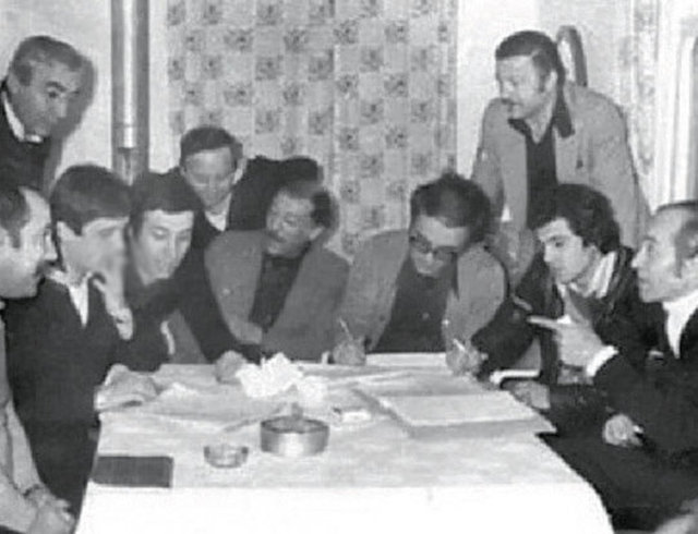 Süt Kardeşler 1976 -- 'Süt Kardeşler'in çekimleri öncesinde bütün ekip Ertem Eğilmez'in evinde toplanarak senaryoyu gözden geçiriyor. Oyuncuların da senaryoya müdahale etme hakkı vardı.