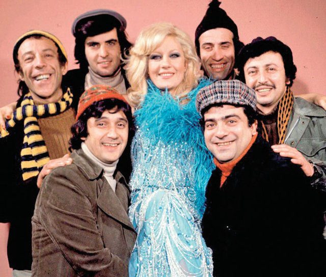Mavi Boncuk 1974 -- Zar zor geçinen 'Yakışıklı Necmi'nin assolist, güzeller güzeli 'Emel'e âşık olduğu filmin son sahnesini hatırlayın. 'Necmi' ile 'Emel'in kavuşması hepimizi mutlu etmedi mi?