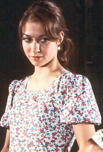Aile Şerefi 1976 Narin ve güzel deyince aklı ilk gelen. Itır Esen.. Ertem Eğilmez'in kadrosunda yeri her zaman hazırdı. Filmdeki 'Zeynep' rolüyle iz bıraktı.