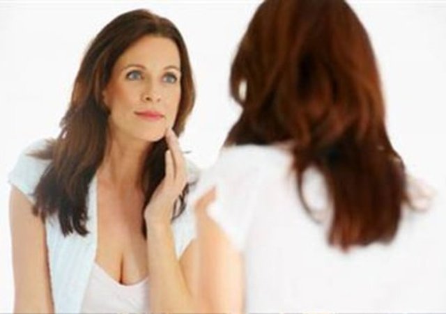 Sabah kalktığımızda aynaya bakıyoruz. 40 trilyona yakın hücreden oluşan bedenimizde hücre sayımızın bir 10 katı kadar da mikrop taşıdığımızın farkında bile değiliz.