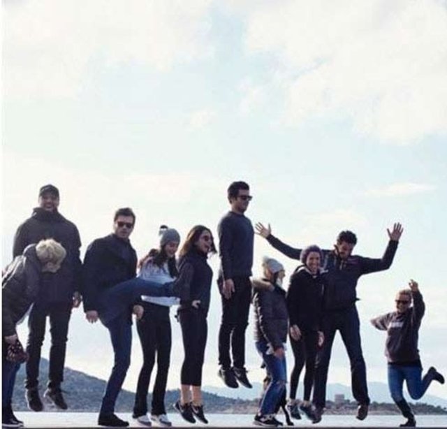 Aralarında Tanem Sivar ve sevgilisi Ethem Dirvana'nın da bulunduğu arkadaş grubu ile koyları gezen ikili çektiği fotoğrafları Instagram sayfalarında yayınladılar.