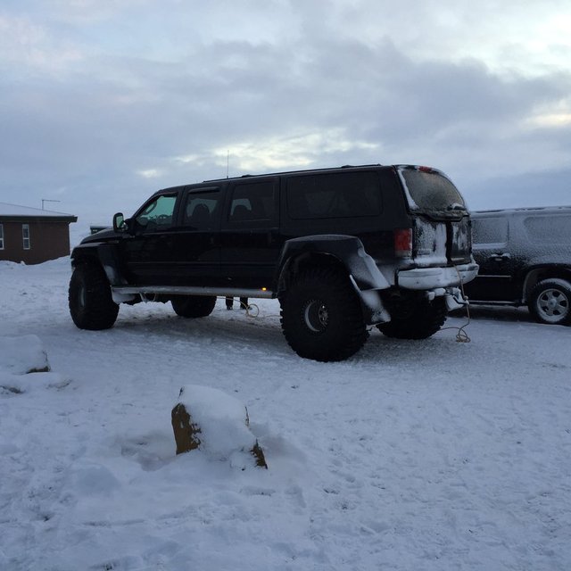 Karların içinde saatlerce yol alabilecek sağlam bir araç bu ülkedeki en önemli ihtiyaç