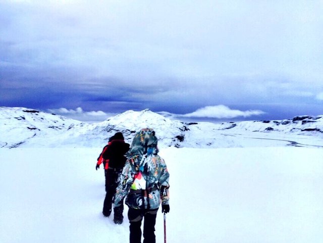 İzlanda'da mutlaka yapmanız gerekenlerden biri: Buz yürüyüşü. Ben de spor hayatıma buz yürüyüşçüsü olarak başladım. Buz yürüyüşü en az 3 saat, en fazla 8 saat sürüyor