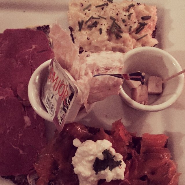 Çok radikal değişikliklere açıksanız kendi çişinde fermante olmuş Köpek Balığı da ilginç seçeneklerden biri. (Bence köpek balığı insanları yesin ama insanlar köpek balığı yemesin, o kadar kötü!)  - Köpek Balığı küçük kare küpler şeklinde sağda bulunanlar…