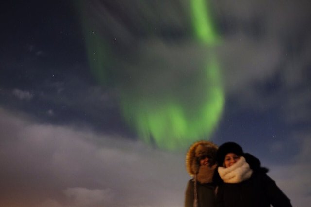 Kutup bölgelerinde karanlıkta görülen, dünyanın manyetik alanı ile Güneş'ten gelen yüklü parçacıkların etkileşimi sonucu ortaya çıkan doğal ışımalar... -  - Fotoğraflar: Serdar Yenigün