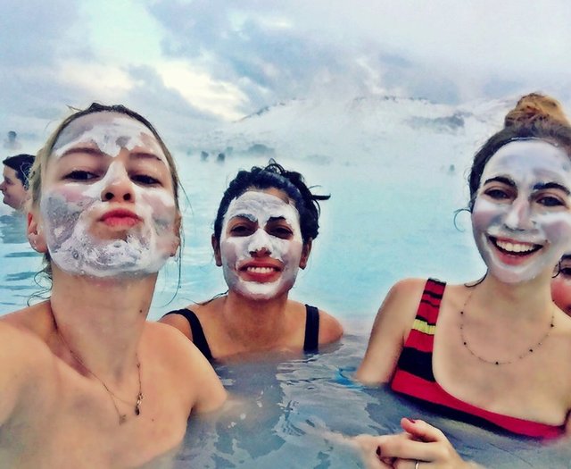 Yeraltı lav hareketlerinin ısıttığı bu jeotermal su, yıl boyu 36 derece