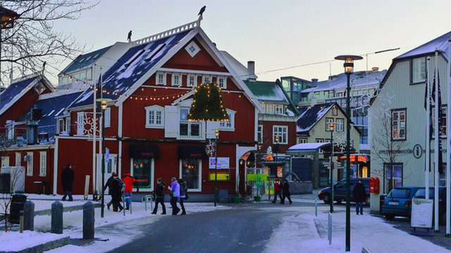 Şehirde büyük markalar yok. - En büyük alışveriş sokağında yerel yün örgü kazaklardan, çok sıcak tutan şapkalardan, geleneksel Troll'lerden ve oyuncak penguenlerden başka pek bir şey yok