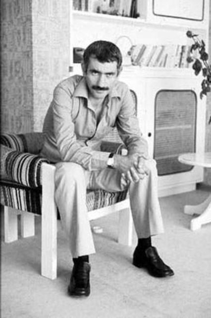 YILMAZ GÜNEY  - Yılmaz Güney, 1974 yılında Yumurtalık Savcısı'nı öldürme suçundan, 18 yıla mahkum oldu. 1981 sonunda izin alarak ayrıldığı Isparta Cezaevi'ne dönmeyip, yurtdışına kaçtı ve Fransa'ya sığındı. Güney 9 Eylül 1984'te Paris'te öldü.