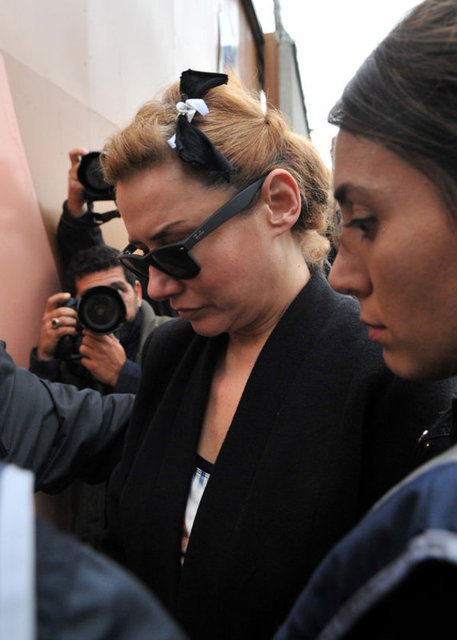 DENİZ SEKİ  - Uyuşutrucu kullanmak ve kullananlara temin etmek için bulundurmak suçundan tutuklanan ünlü şarkıcı Deniz Seki, Bakırköy Kadın Kapalı Ceza İnfaz Kurumu'na gönderildi.