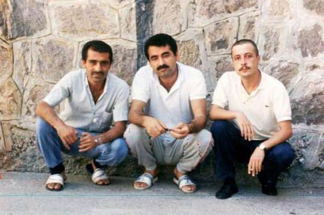 İBRAHİM TATLISES  - 1987 yılında İzmir'de film yapan İbrahim Tatlıses, bazı sahneleri İzmir Fuarı içinde çekmek istedi. Daha önceden fuara giriş izni alınmadığı için polis, çekim ekibini fuara sokmadı. Buna çok sinirlenen Tatlıses ile polisler tartıştı.