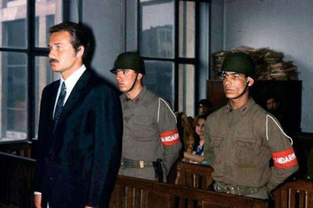 KUZEY VARGIN  - 1968 yılında bir kavga sırasında kendisine kafa atan Salih Güney'i bıçaklayan aktör Kuzey Vargın, 1973 yılına kadar hapiste kaldı. O yıl çıkarılan genel afla özgürlüğüne kavuştu.