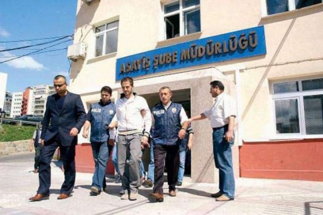 GÖKHAN ÖZEN  - Ünlü şarkıcı, kuaför Mehmet Gülsüm'ün kaçırılarak dövülmesi olayına karıştığı için 2 ay cezaevinde kaldı. Şikayetin geri alınması üzerine tahliye oldu.