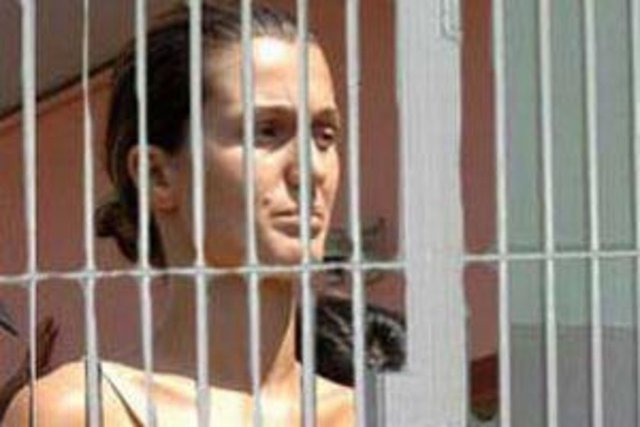 TUĞBA ÖZAY  - Yaşar Öz'ün adamlarından Abdülcabbar Kibaroğlu'nu, sevgilisi Akın Büyükoğlu'nu vurması için azmettirdiği suçlamasıyla gözaltına alınan Tuğba Özay, tutuklanıp Üsküdar'daki Paşakapısı Kadın Kapalı İnfaz Kurumu'na konulmuştu.