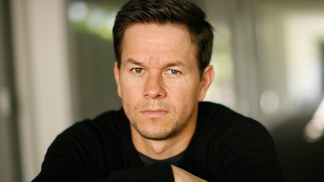 Mark Wahlberg   - Amerikalı aktör Wahlberg ilk suçunu işlediğinde 16 yaşındaydı! Bir saldırı olayına karışan Mark Wahlberg 1.5 ay hapis cezasına mahkum edildi.  -