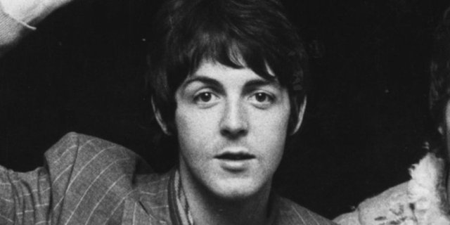 Paul McCartney   - 1980 yılında Tokyo Havaalanı'nda yarım kilo uyuşturucuyla yakalanan McCartney, İngiltere'ye sınır dışı edilmeden önce Tokyo'da 10 gün hapis yattı.  -