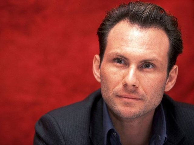 Christian Slater  Tam 4 kez hapishanenin kıyısından dönen Amerikalı aktör en sonunda demir parmaklıklar arkasında yer aldı. 1997 yılında kız arkadaşına saldırmak suçundan hapse giren Slater tam 59 gün hapis yattı.  -
