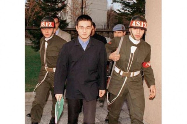 SERDAR ORTAÇ  - Şarkıcı Serdar Ortaç 1999 yılında askerlikten kurtulmak için hile yapmak suçundan 54 gün Mamak Askeri Cezaevi'nde kalmıştı.